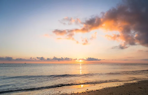 雲に包まれたビーチの美しい夕日 — ストック写真