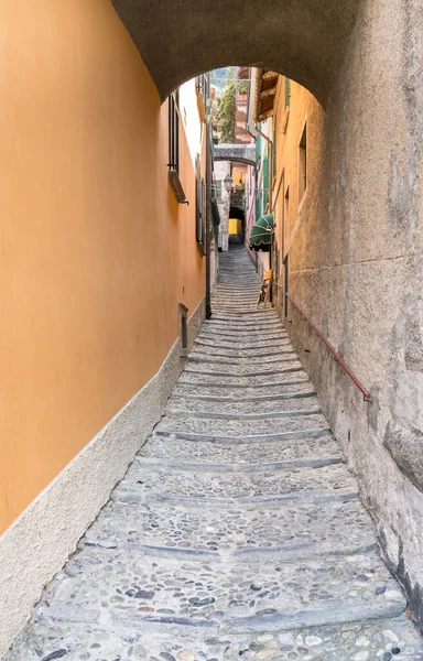 イタリア コモ湖の有名な都市バレンナの狭い通り — ストック写真