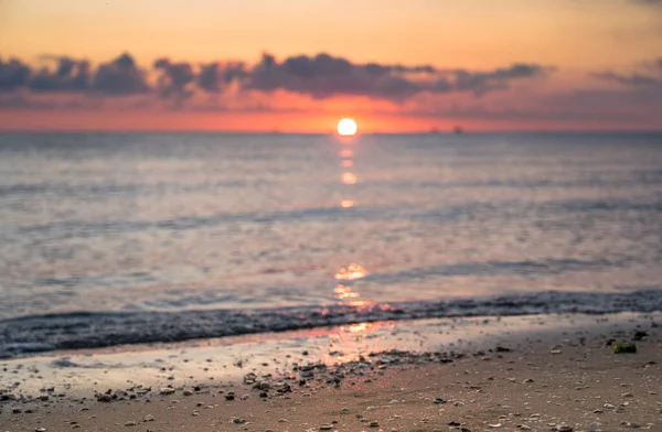 Όμορφο Ηλιοβασίλεμα Στην Παραλία Σύννεφα — Φωτογραφία Αρχείου