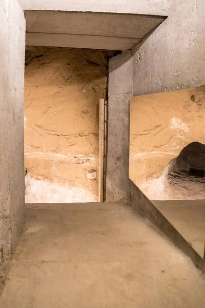 试图逃往西柏林的人所挖的逃跑隧道 — 图库照片