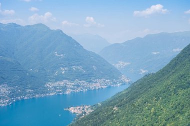 Brunate, İtalya 'daki Deniz feneri Voltiano' dan Como Gölü manzarası
