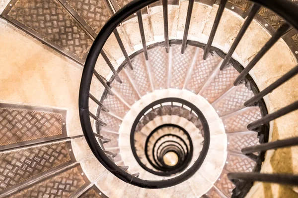 法国巴黎凯旋门内的螺旋形楼梯 — 图库照片