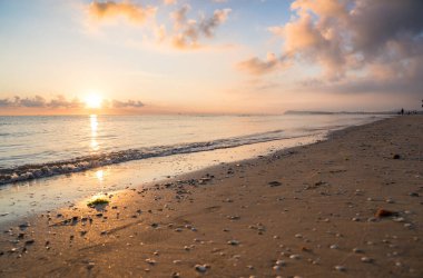Kumsalda bulutlu güzel bir gün batımı