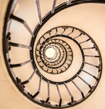 Fransa 'nın başkenti Paris' teki Zafer Takı 'nın içindeki sarmal merdivenler.