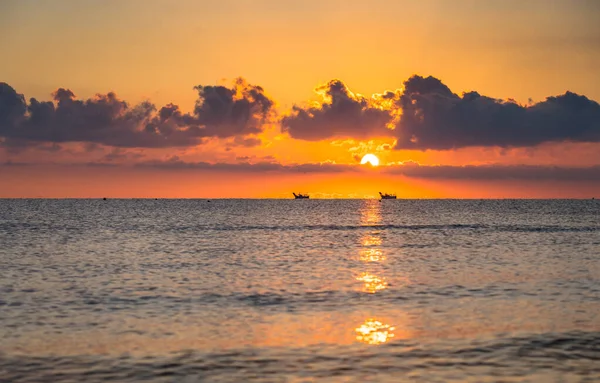Krásný Západ Slunce Pláži Mraky — Stock fotografie