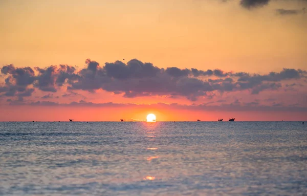 Vacker Solnedgång Stranden Med Moln — Stockfoto