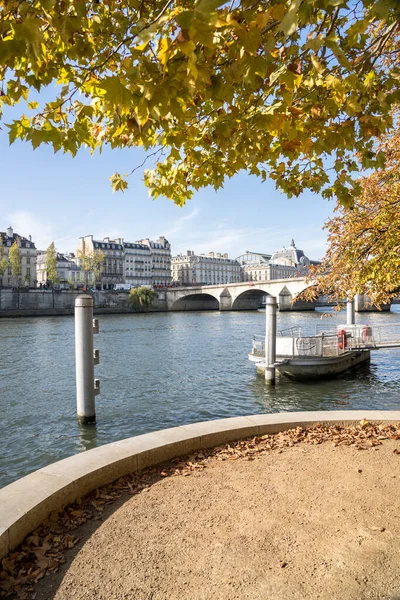 在法国 巴黎塞纳河的堤防 — 图库照片