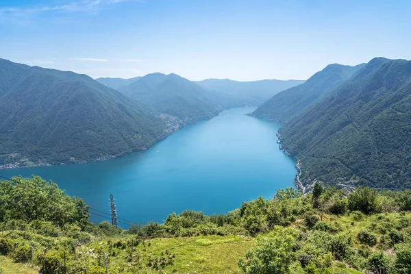 イタリアのアルジェーノ村近くのラゴ コモ湖 コモ湖 のパノラマビュー ロイヤリティフリーのストック写真