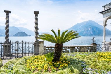 Ünlü Villa Manastırı, Varenna, İtalya 'nın Botanik Bahçesinden Como Gölü' nün havadan görünüşü