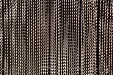 Siyah arkaplanda zincirler