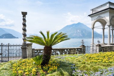 Ünlü Villa Manastırı, Varenna, İtalya 'nın Botanik Bahçesinden Como Gölü' nün havadan görünüşü
