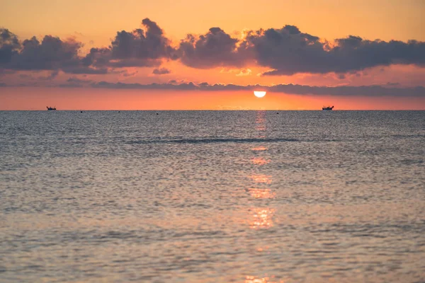 Vacker Solnedgång Stranden Med Moln — Stockfoto