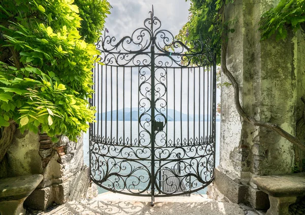 从意大利瓦伦纳著名的维拉修道院植物园俯瞰科莫湖 — 图库照片