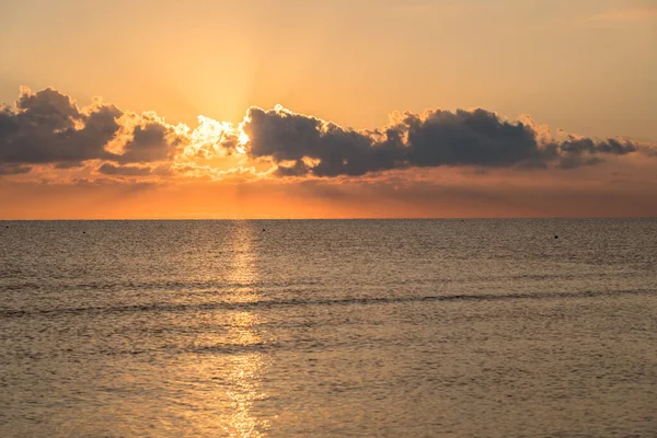 Hermosa Puesta Sol Playa Con Nubes — Foto de Stock