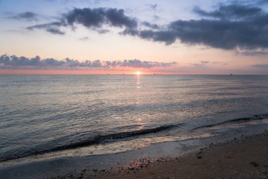 Kumsalda bulutlu güzel bir gün batımı