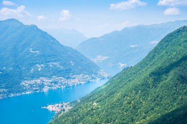 Brunate, İtalya 'daki Deniz feneri Voltiano' dan Como Gölü manzarası