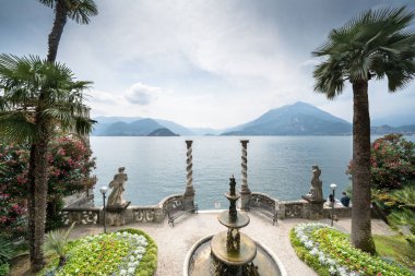Ünlü Villa Manastırı, Varenna, İtalya 'nın Botanik Bahçesinden Como Gölü' nün havadan görünüşü