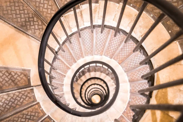 法国巴黎凯旋门内的螺旋形楼梯 — 图库照片