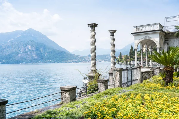 Вид Озеро Комо Ботанического Сада Знаменитой Виллы Monastero Варенна Италия — стоковое фото