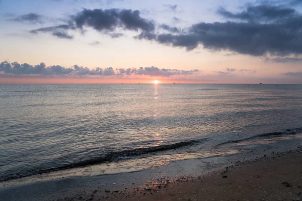Piękny Zachód Słońca Plaży Chmurami — Zdjęcie stockowe