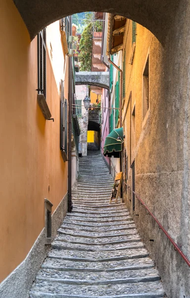 イタリア コモ湖の有名な都市バレンナの狭い通り — ストック写真