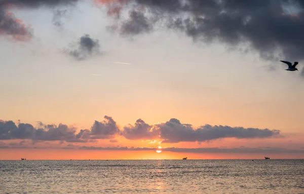 雲に包まれたビーチの美しい夕日 — ストック写真