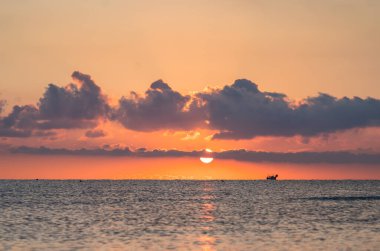 Kumsalda bulutlu güzel bir gün batımı