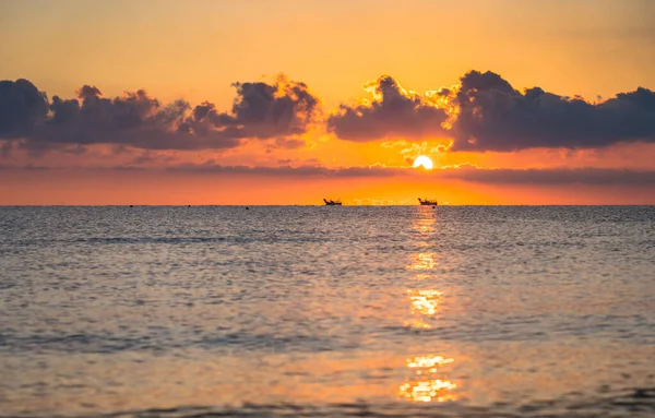 Красивый Закат Пляже Облаками — стоковое фото