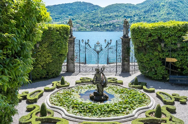イタリア コモ湖のヴィラ カルロッタに噴水のある壮大な公園 — ストック写真