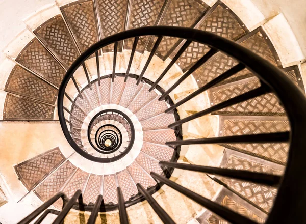 フランス パリの凱旋門の中の螺旋階段 — ストック写真