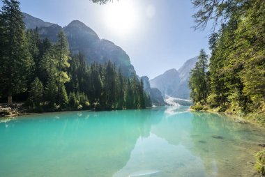 Dolomites dağlarındaki Braies Gölü, Güney Tyrol, İtalya