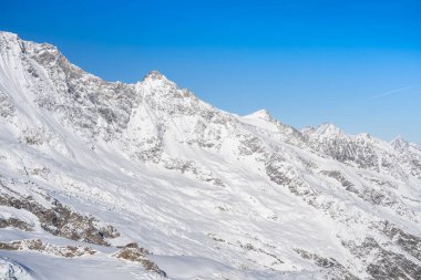 İsviçre 'de Saas-Fee yakınlarında Allalinhorn ve Dom ile ünlü dağ kitlesi.