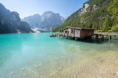 Dolomites dağlarındaki Braies Gölü, Güney Tyrol, İtalya