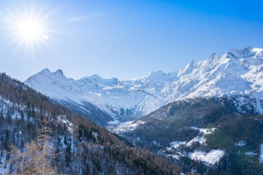 İsviçre 'de Saas-Fee yakınlarında Allalinhorn ve Dom ile ünlü dağ kitlesi.