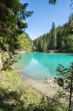 Dolomites dağlarındaki Braies Gölü, Güney Tyrol, İtalya