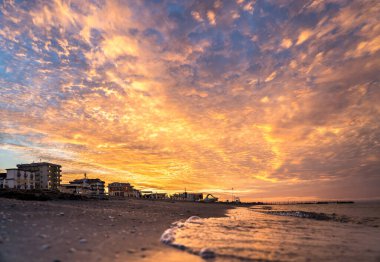 Adriyatik Denizi 'nde inanılmaz bir gün batımı, Rimini, İtalya