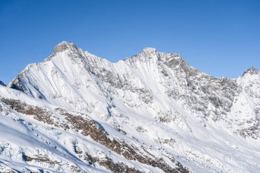 İsviçre 'de Saas-Fee yakınlarında Allalinhorn ve Dom ile ünlü dağ kitlesi.