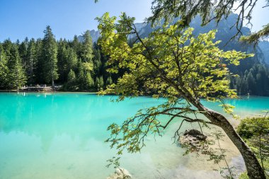 Dolomites dağlarındaki Braies Gölü, Güney Tyrol, İtalya