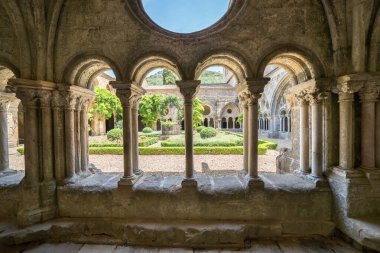 Abbaye de Fontfroide, Fransa 'nın dünyaca ünlü manastırı.