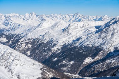 İsviçre 'de Saas-Fee yakınlarında Allalinhorn ve Dom ile ünlü dağ kitlesi.