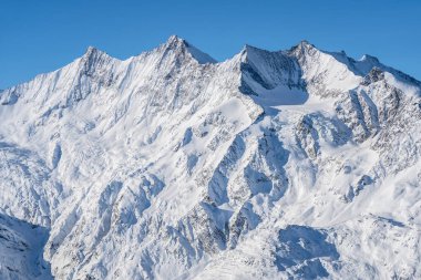 İsviçre 'de Saas-Fee yakınlarında Allalinhorn ve Dom ile ünlü dağ kitlesi.