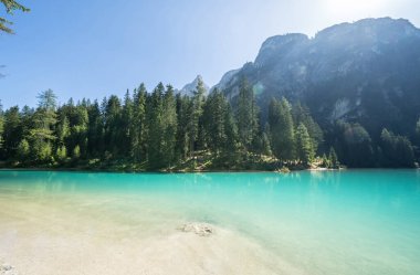 Dolomites dağlarındaki Braies Gölü, Güney Tyrol, İtalya