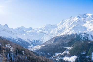 İsviçre 'de Saas-Fee yakınlarında Allalinhorn ve Dom ile ünlü dağ kitlesi.