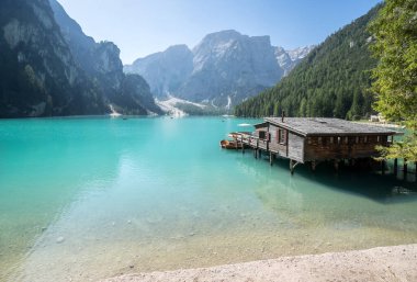 Dolomites dağlarındaki Braies Gölü, Güney Tyrol, İtalya