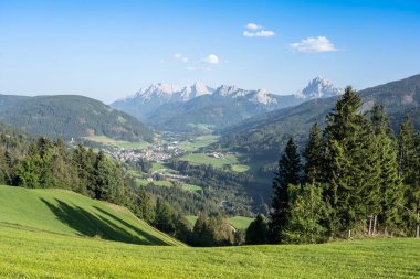 Dolomites Dağı, Güney Tyrol, İtalya 'nın manzaralı panoramik manzarası