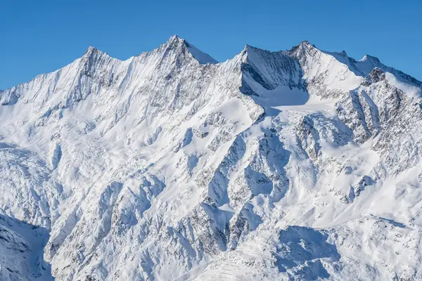 İsviçre 'de Saas-Fee yakınlarında Allalinhorn ve Dom ile ünlü dağ kitlesi.