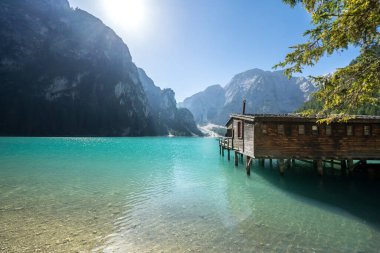 Dolomites dağlarındaki Braies Gölü, Güney Tyrol, İtalya
