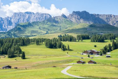 Dünyaca ünlü Seiser Alm (Alpe di Siusi), Güney Tyrol, İtalya.