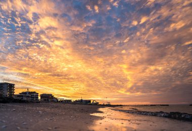 Adriyatik Denizi 'nde inanılmaz bir gün batımı, Rimini, İtalya