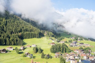 Dünyaca ünlü Seiser Alm (Alpe di Siusi), Güney Tyrol, İtalya.